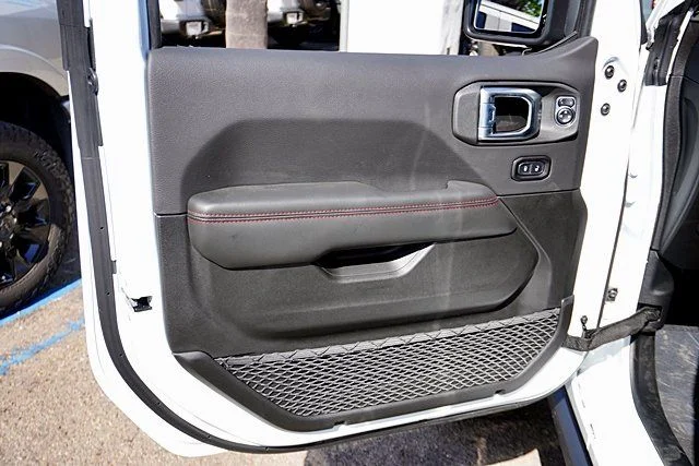 New 2026 Bright White Clear-Coat Exterior Paint Jeep Rubicon X image 26