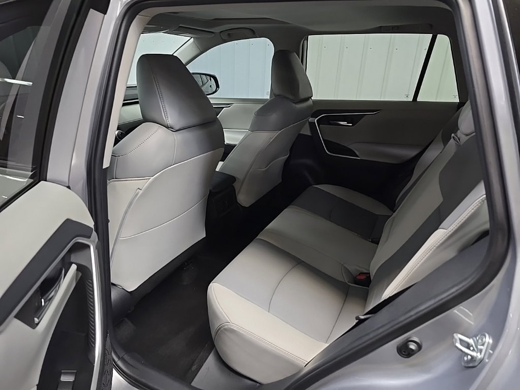 Used 2021 Silver Toyota XLE Premium image 31