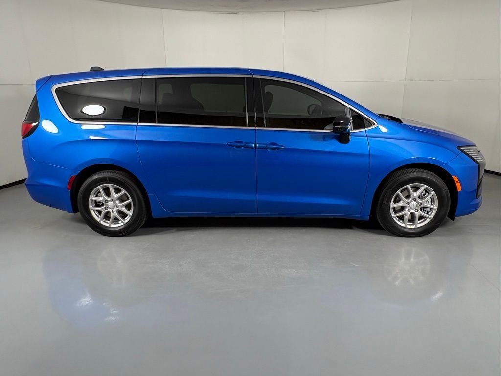 New 2027 Hydro Blue Pearl-Coat Exterior Paint Chrysler Select image 9