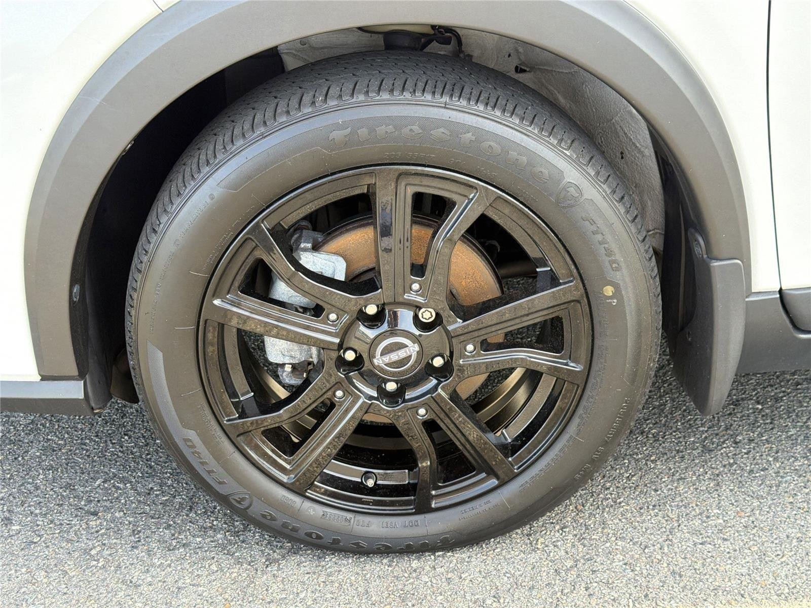 Used 2023 Aspen White Tricoat/Super Black Nissan SV image 32
