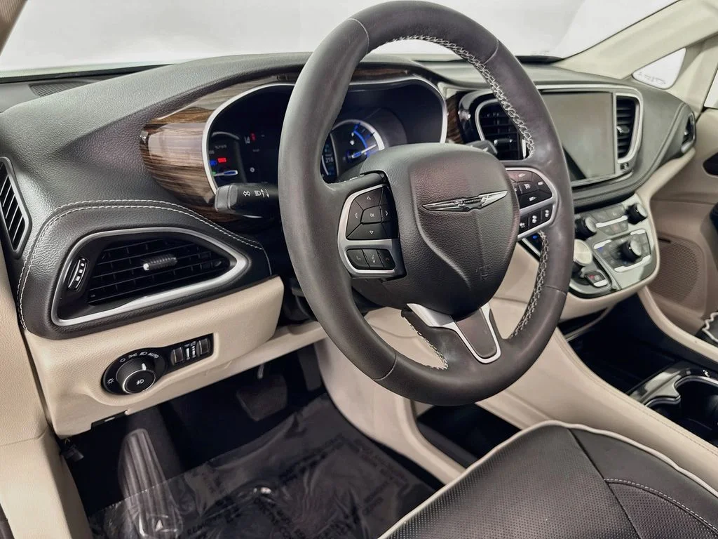 Used 2022 Black Chrysler Limited image 9