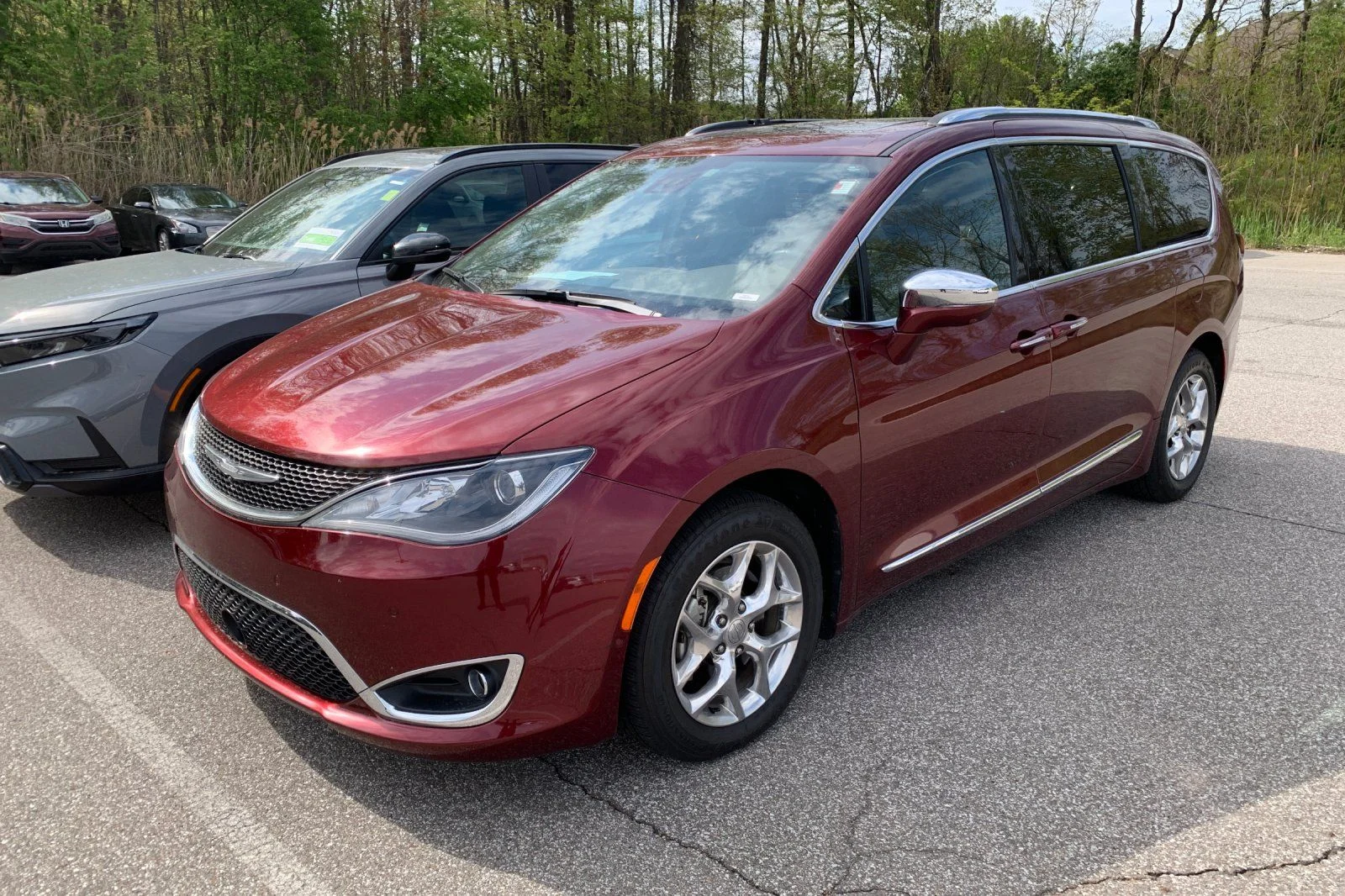 2017 Chrysler Pacifica Limited's photo