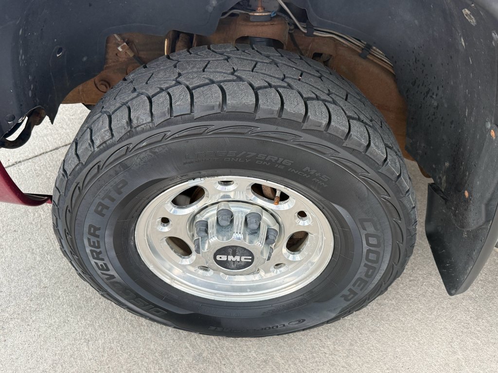 Used 2005 Maroon GMC SLT image 26