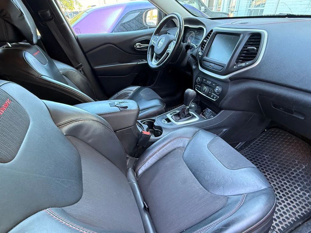 Used 2015 Red Jeep Trailhawk image 3