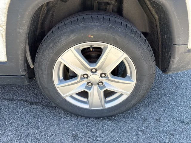 Used 2022 White Jeep Latitude image 9
