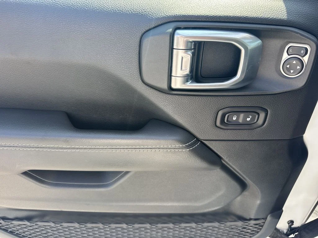 Used 2021 White Jeep Overland image 10