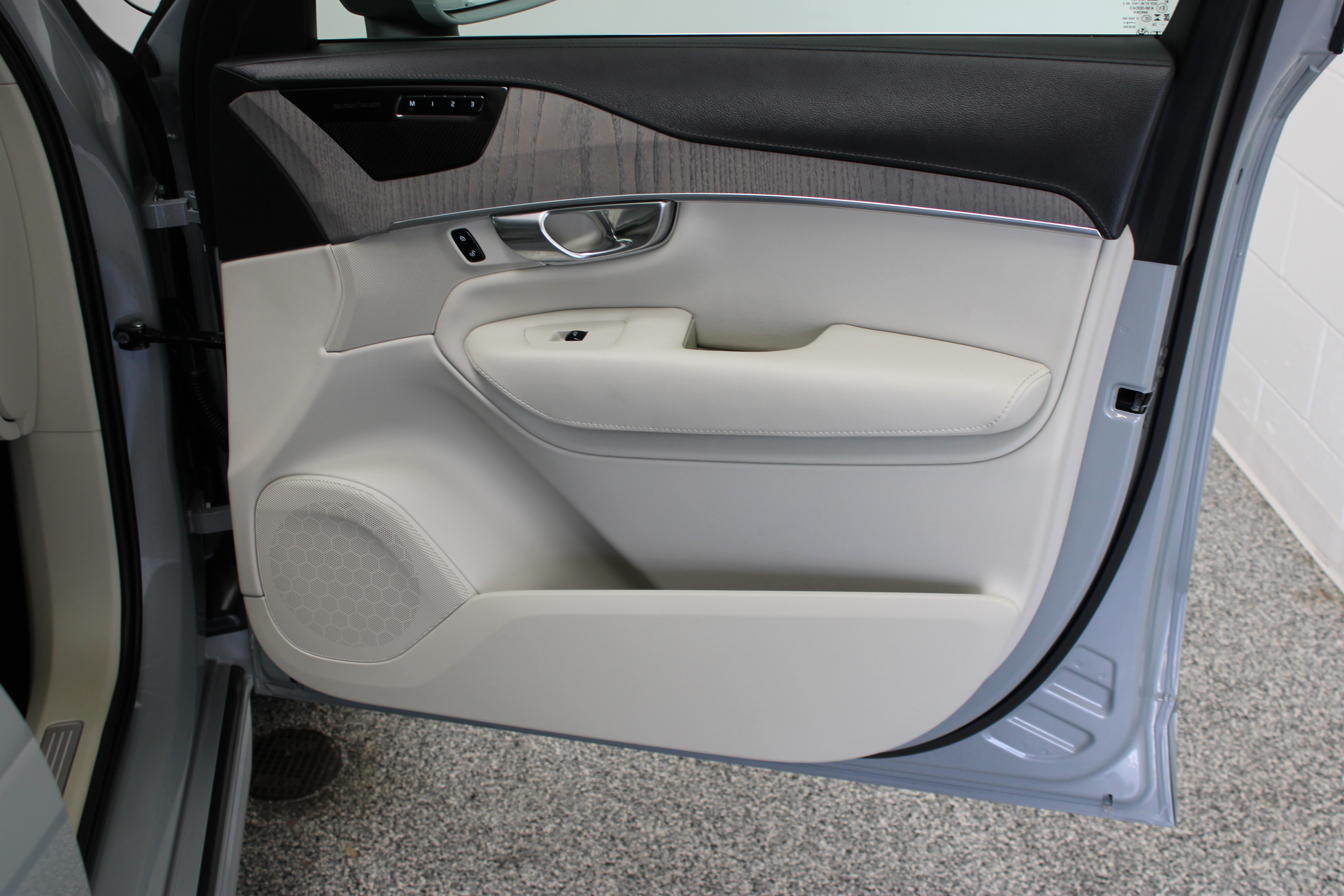 Used 2025 Vapour Grey Metallic Volvo Ultra 2.0T/Electric image 37