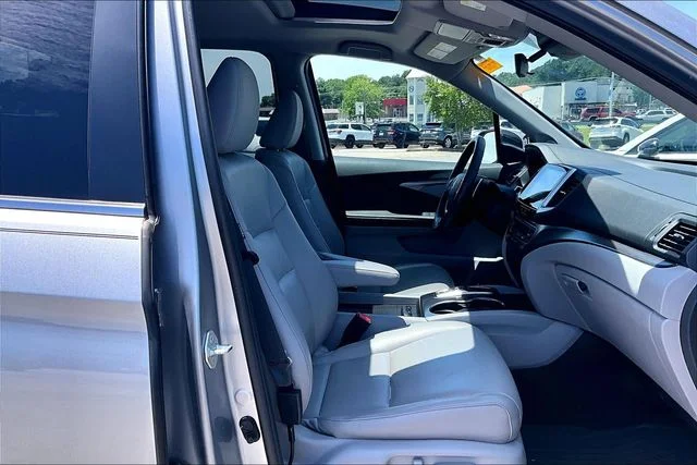 Used 2020 Lunar Silver Metallic Honda RTL image 28