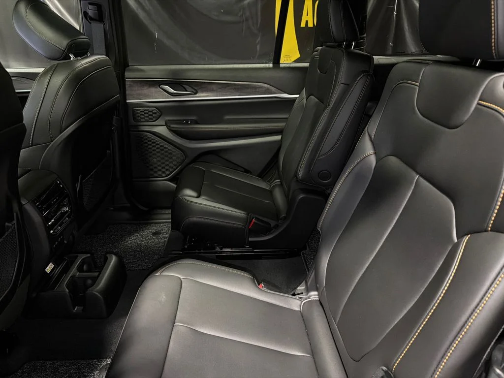 New 2026 Diamond Black Crystal Pearl-Coat Exterior Paint Jeep 85th Anniversary Edition image 15