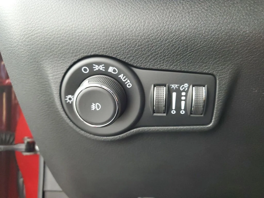 New 2026 Red Hot Pearl-Coat Exterior Paint Jeep Latitude image 25