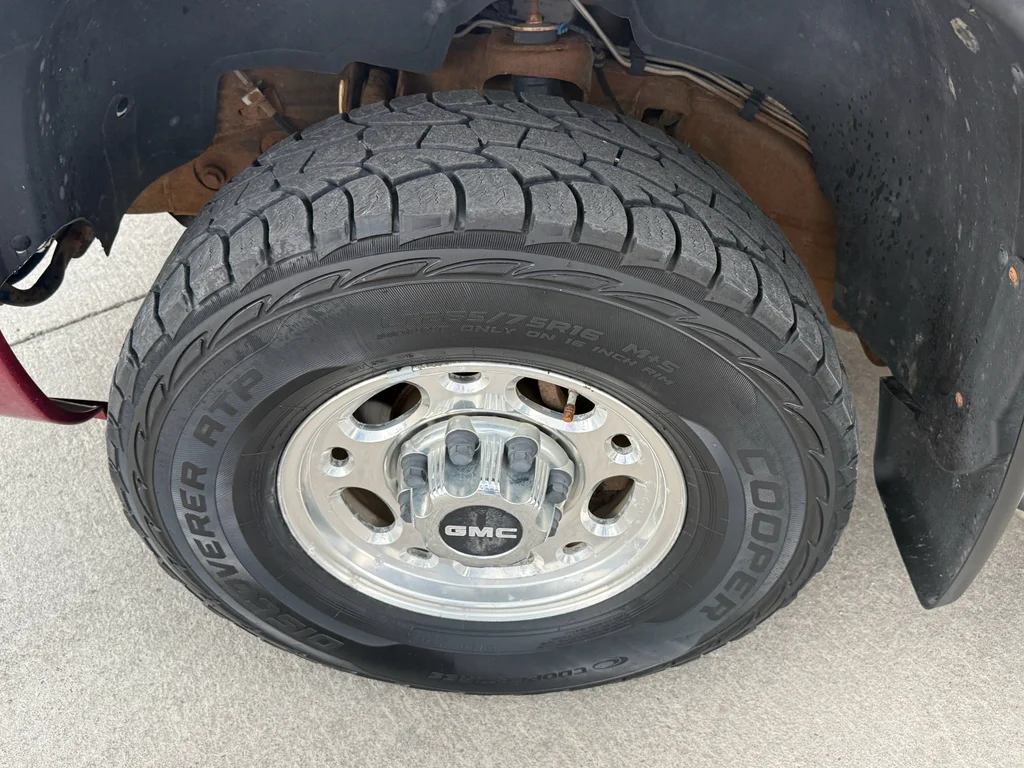 Used 2005 Maroon GMC SLT image 26