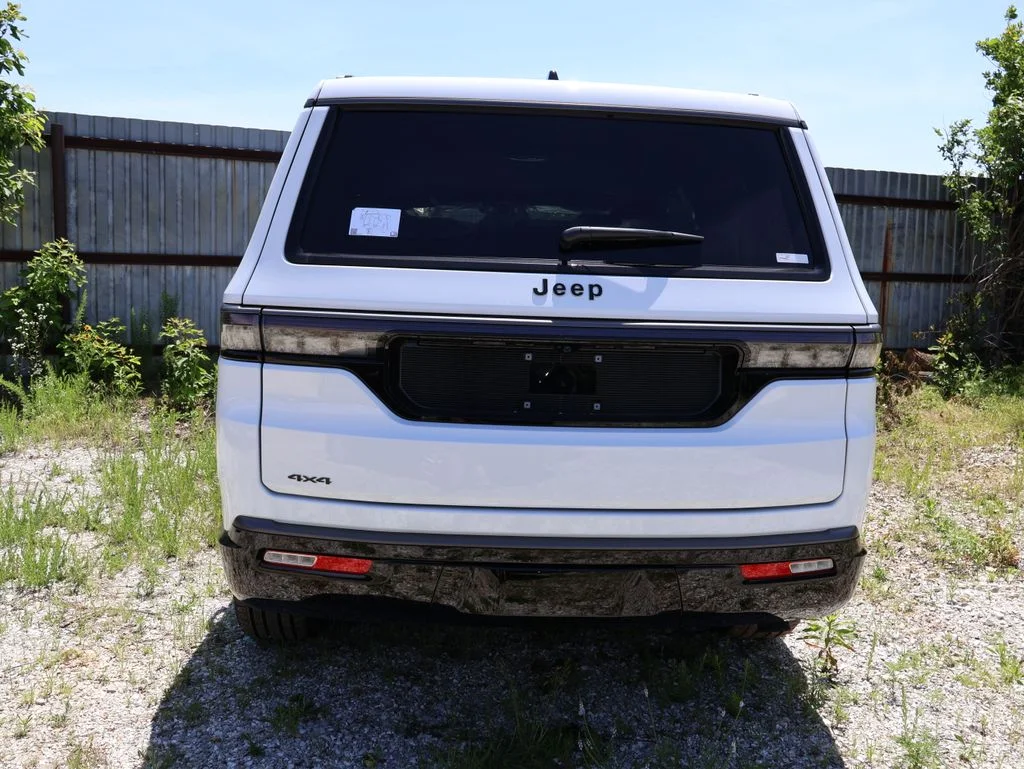 New 2026 Bright White Clear-Coat Exterior Paint Jeep Limited Reserve image 11