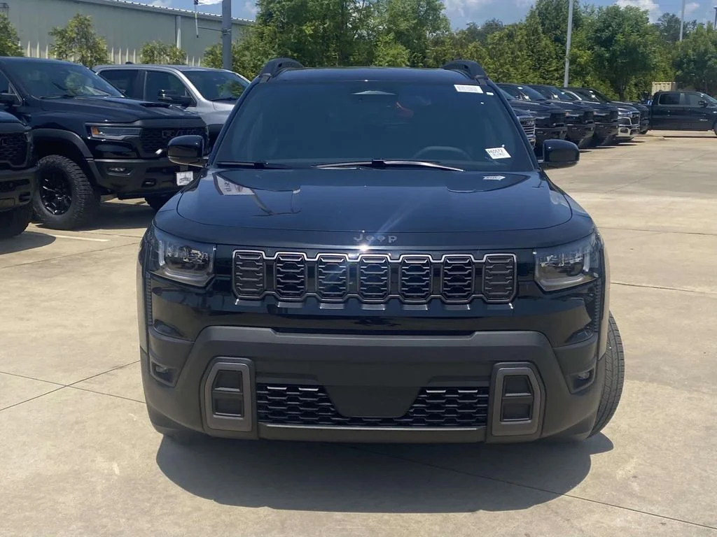 New 2026 Diamond Black Crystal Pearl-Coat Exterior Paint Jeep Limited image 2