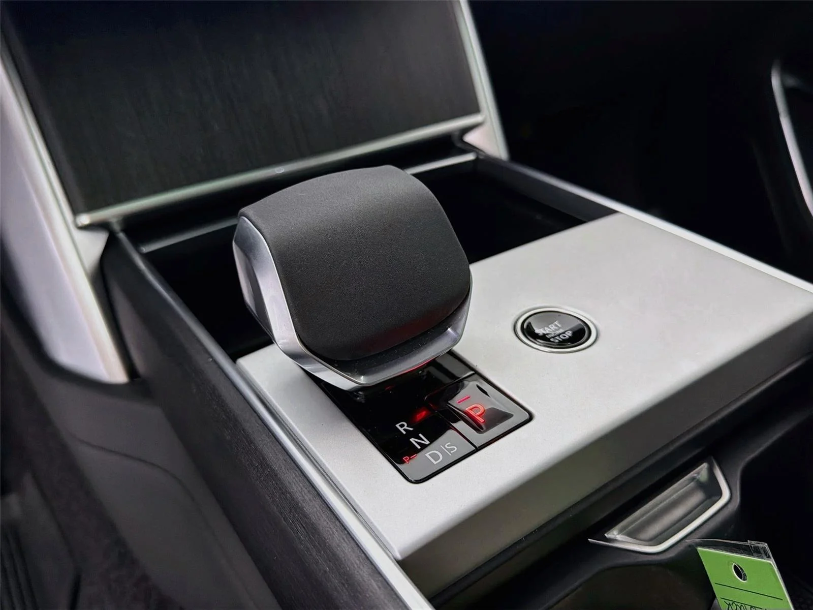 2025 Land Rover Range Rover SE - Photo 16