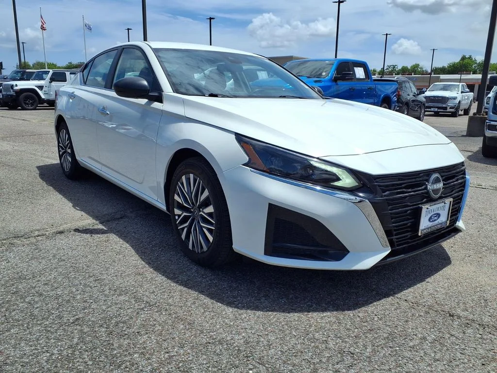 Used 2025 White Nissan 2.5 SV image 14