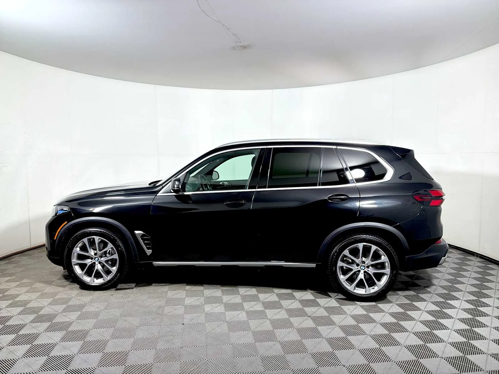 Certified Used 2024 Black Sapphire Metallic BMW xDrive40i image 4