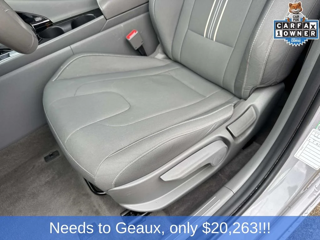 Used 2025 Silver Hyundai SEL Convenience image 35