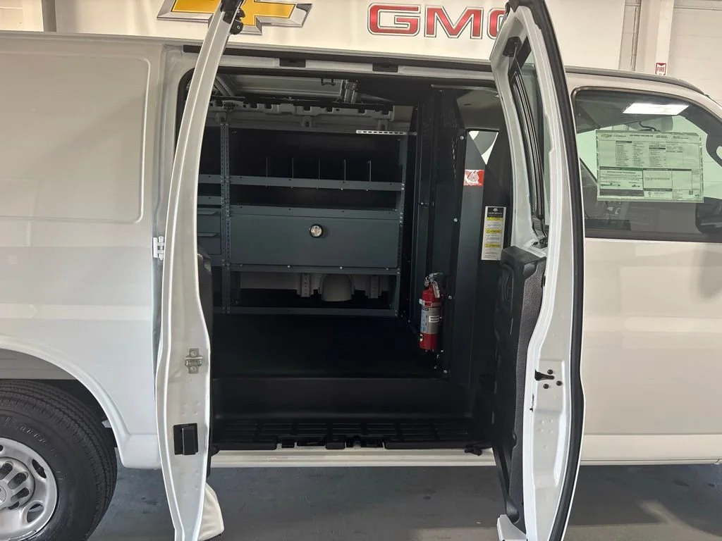 New 2025 Summit White Chevrolet WT image 3