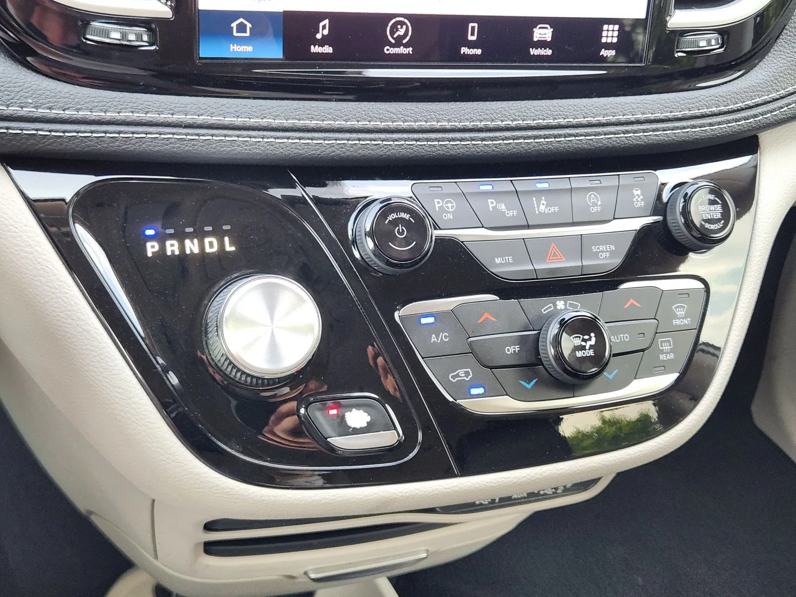 Used 2023 White Chrysler Touring L image 17