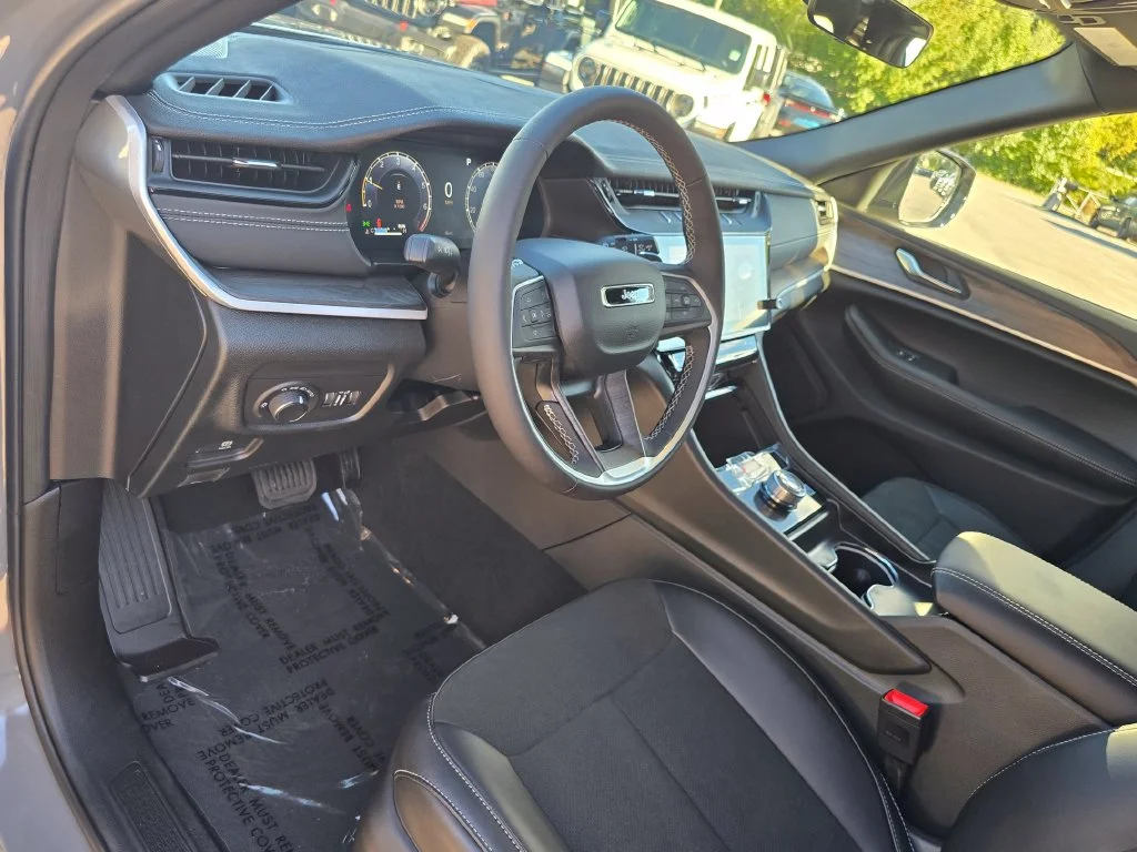 New 2027 Gray Jeep Laredo Altitude image 23