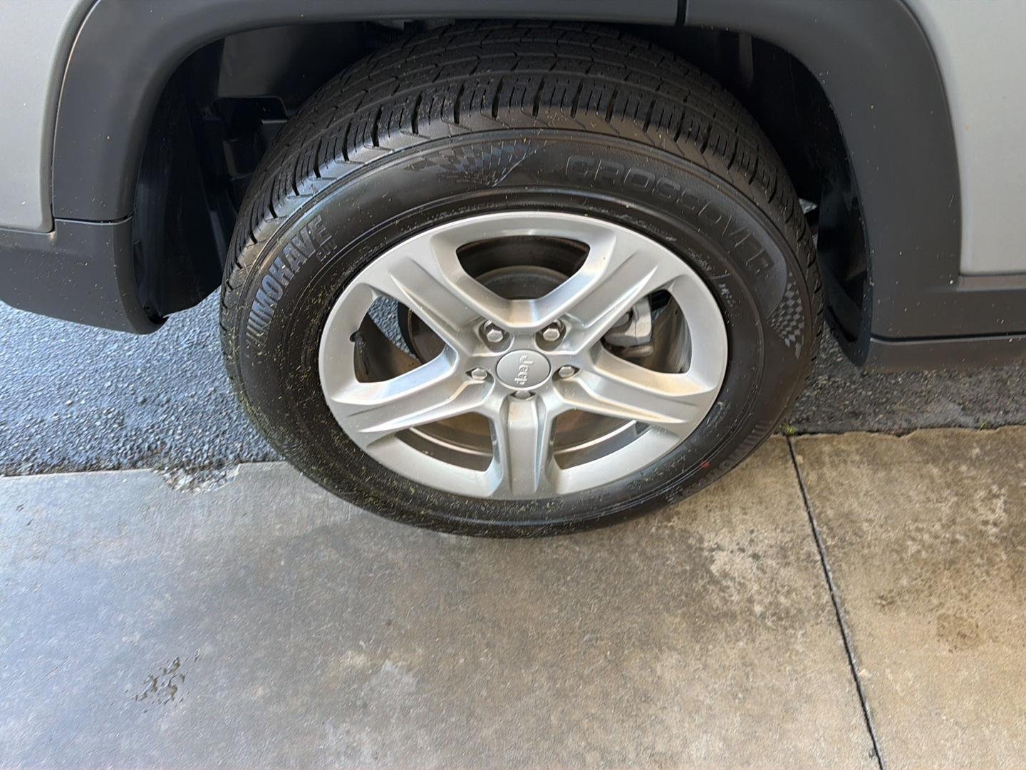 Used 2024  Jeep Latitude image 35