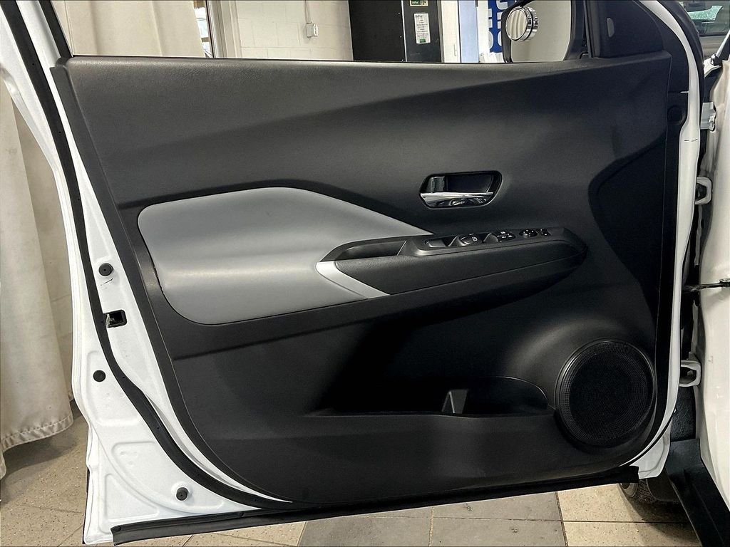 Used 2023 White Nissan SR image 9