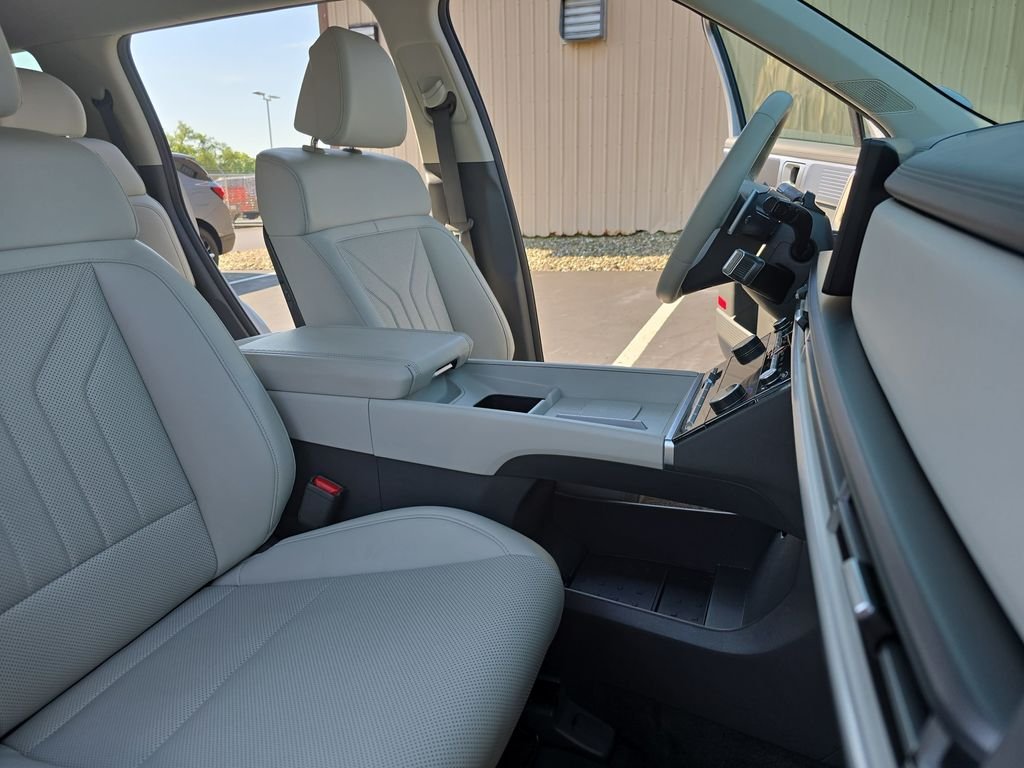 Used 2025 Silver Hyundai SEL image 12