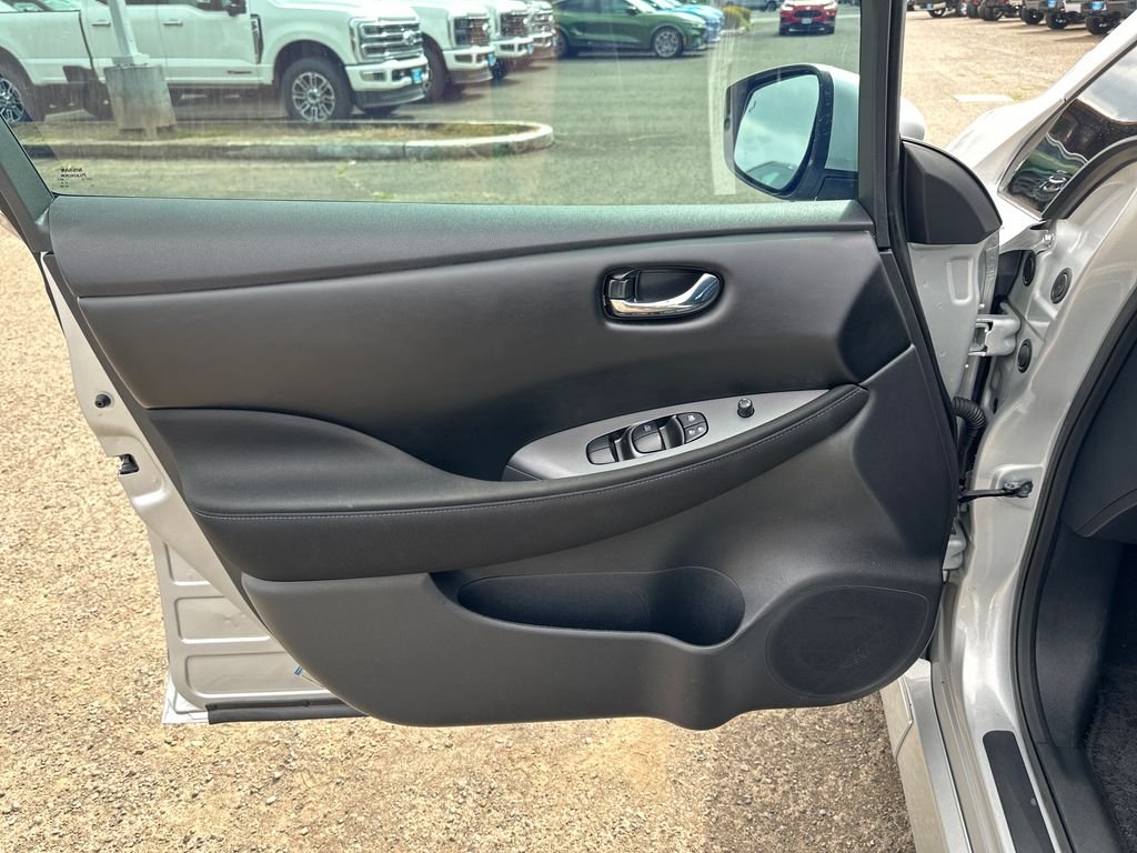 Used 2023 Silver Nissan S image 11