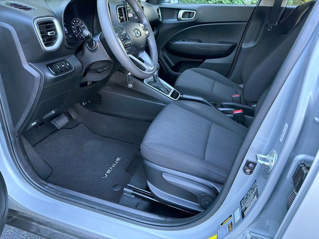 Used 2021 Silver Hyundai SE image 9