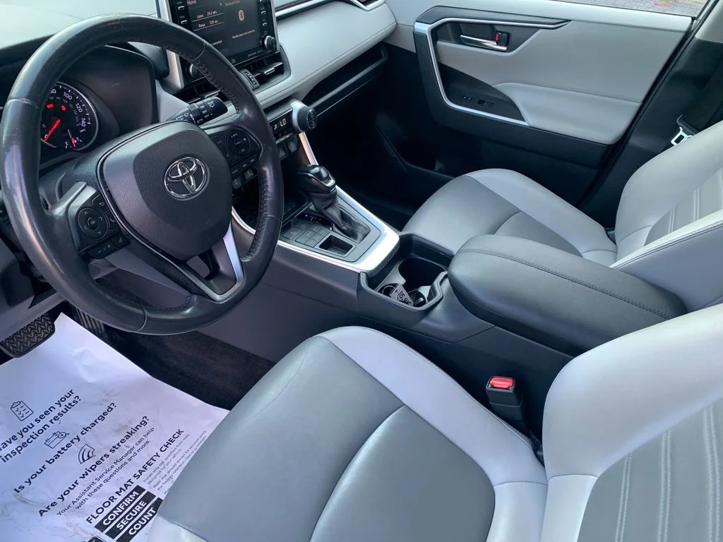 Used 2020  Toyota XLE Premium image 11
