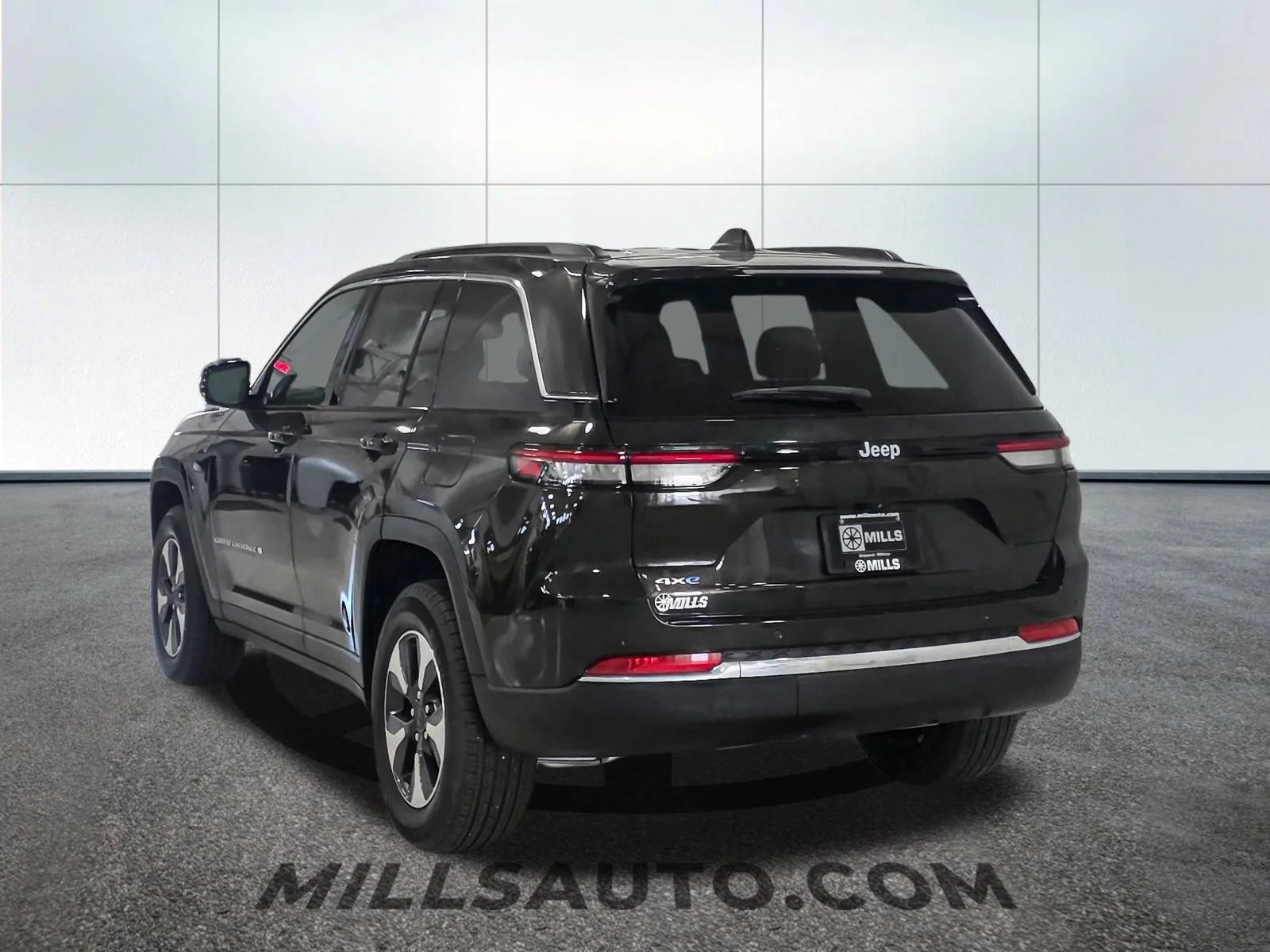Used 2024 Rocky Mountain Pearlcoat Jeep 4xe image 5