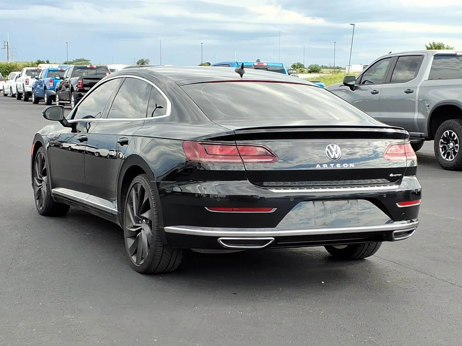 Used 2022 Deep Black Pearl Effect Volkswagen 2.0T SEL R-Line image 5