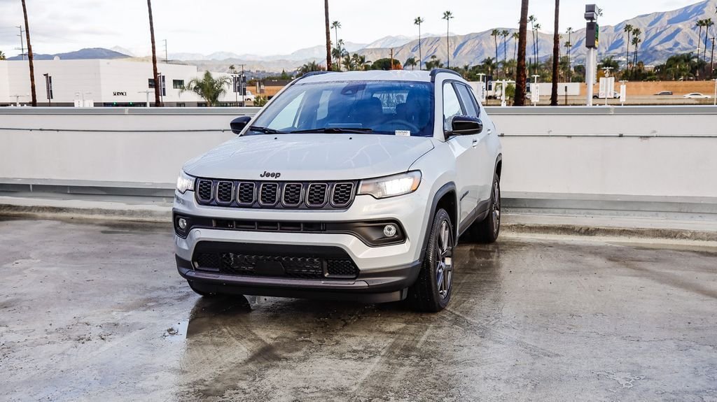 New 2026 silver zynith metallic clearcoat Jeep Latitude image 4