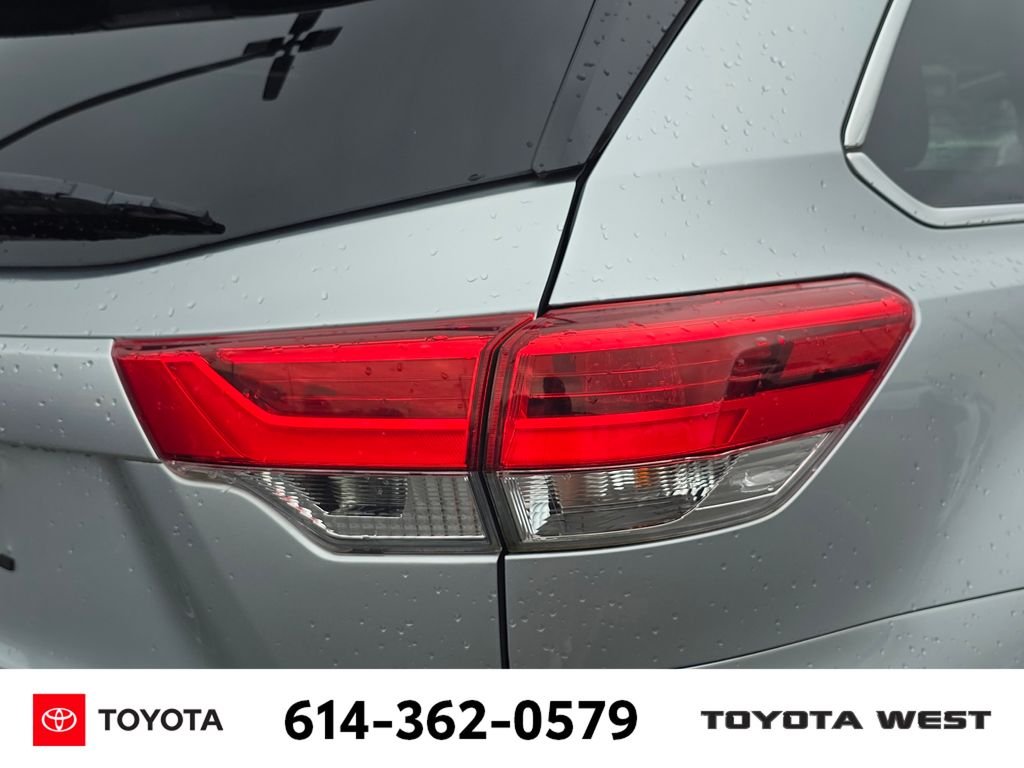 Used 2018 Silver Toyota XLE image 9