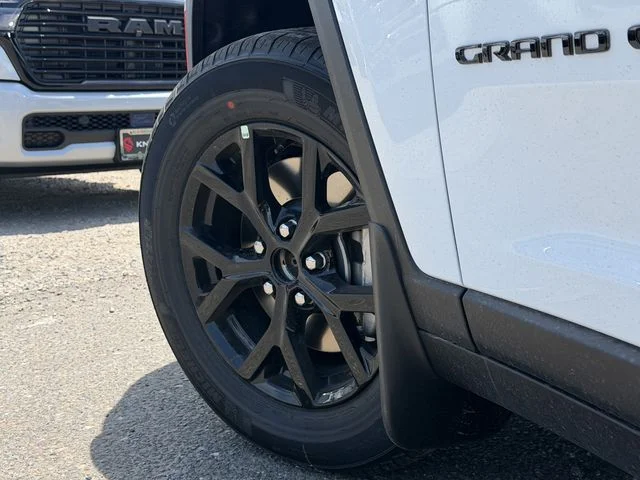 New 2026 Bright White Clear-Coat Exterior Paint Jeep Laredo image 10