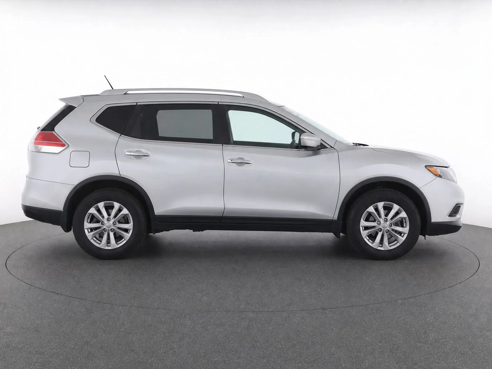 Used 2015 Brilliant Silver Nissan SV image 8
