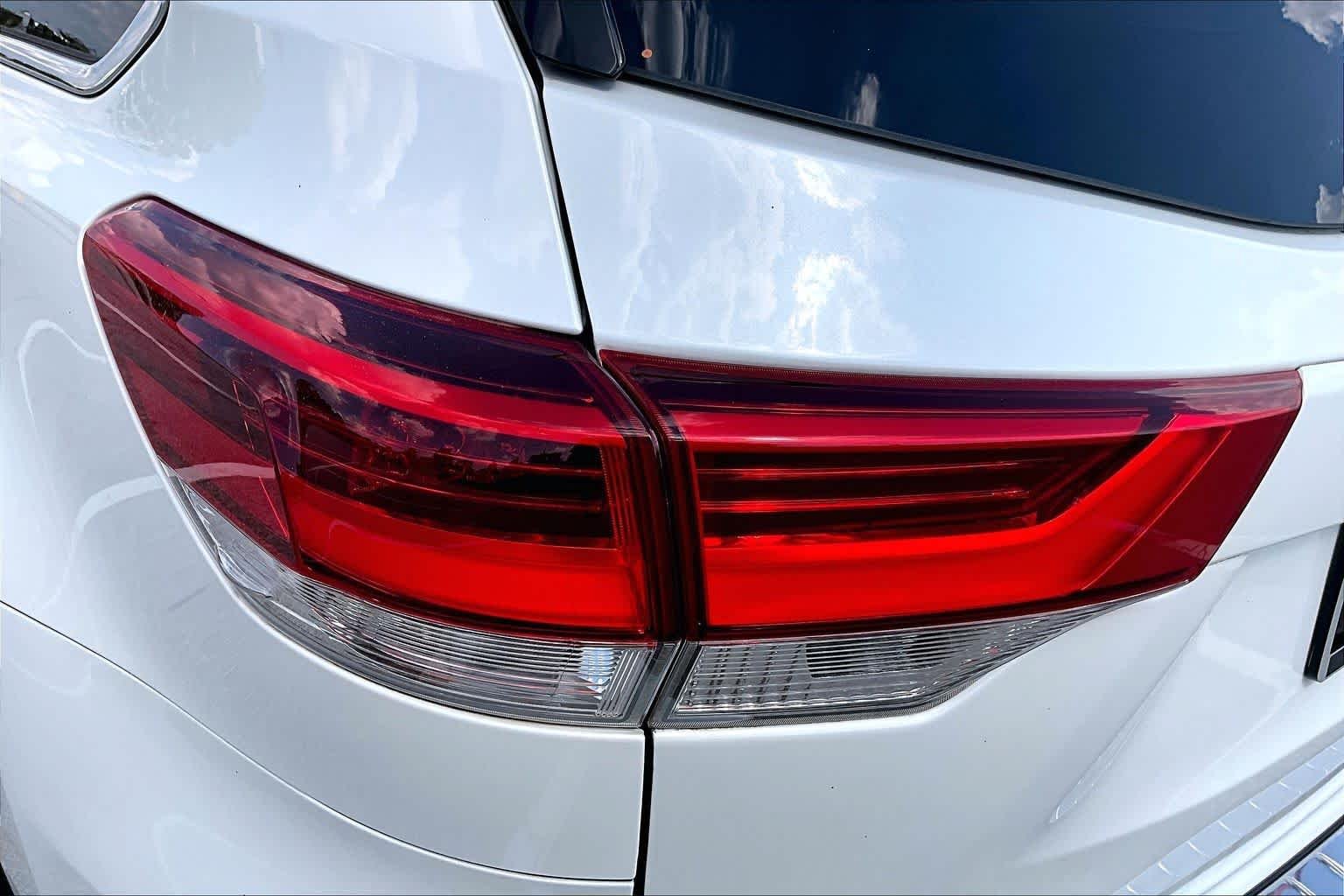 Used 2018 Blizzard Pearl Toyota XLE image 29