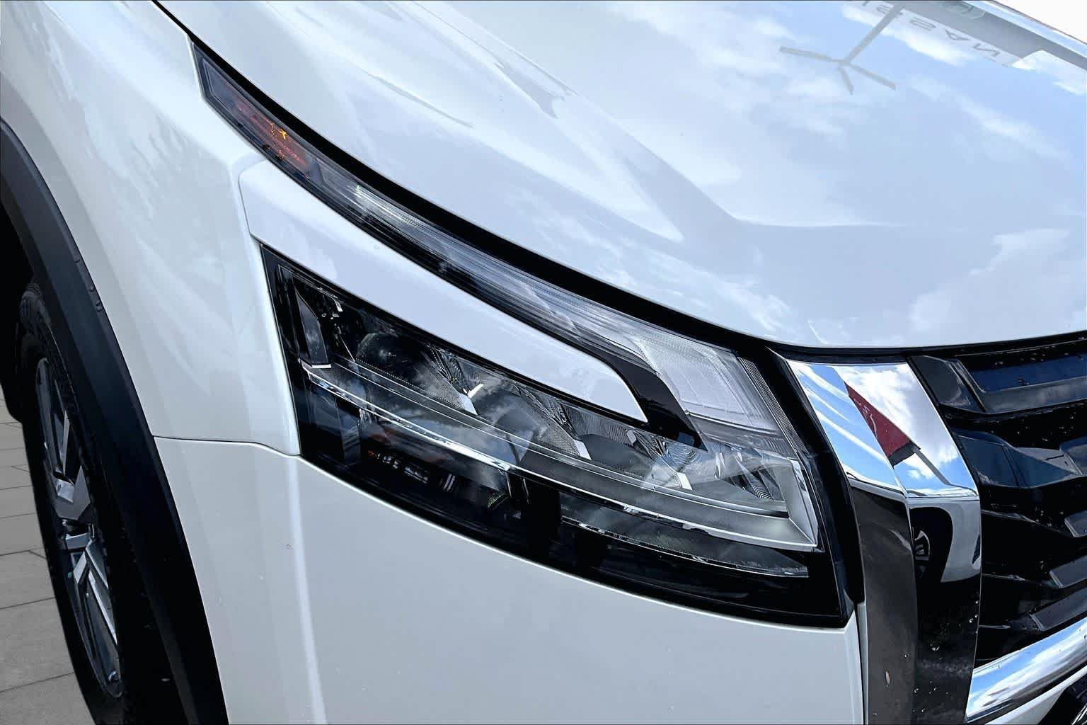 Used 2024 Pearl White Tricoat Nissan SL image 26
