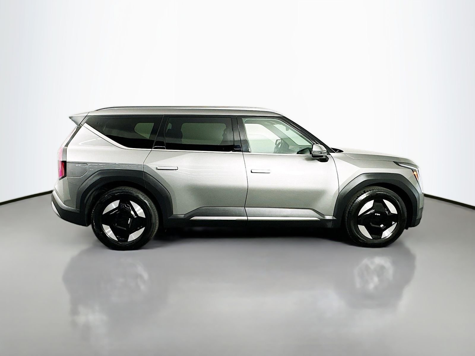 Used 2024 Pebble Gray Kia Wind image 8