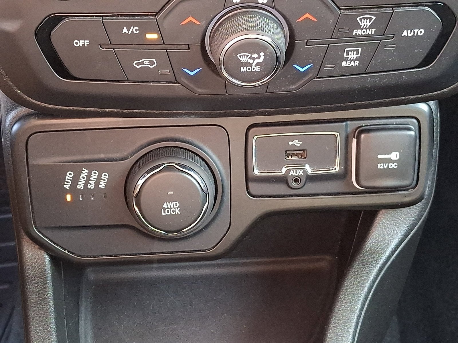 Used 2023 Slate Blue Pearlcoat Jeep Latitude image 23