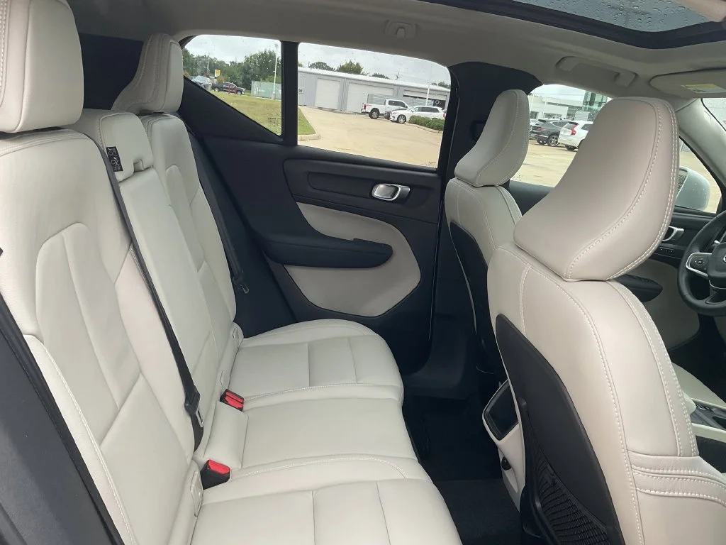 Used 2020 White Volvo Momentum image 18