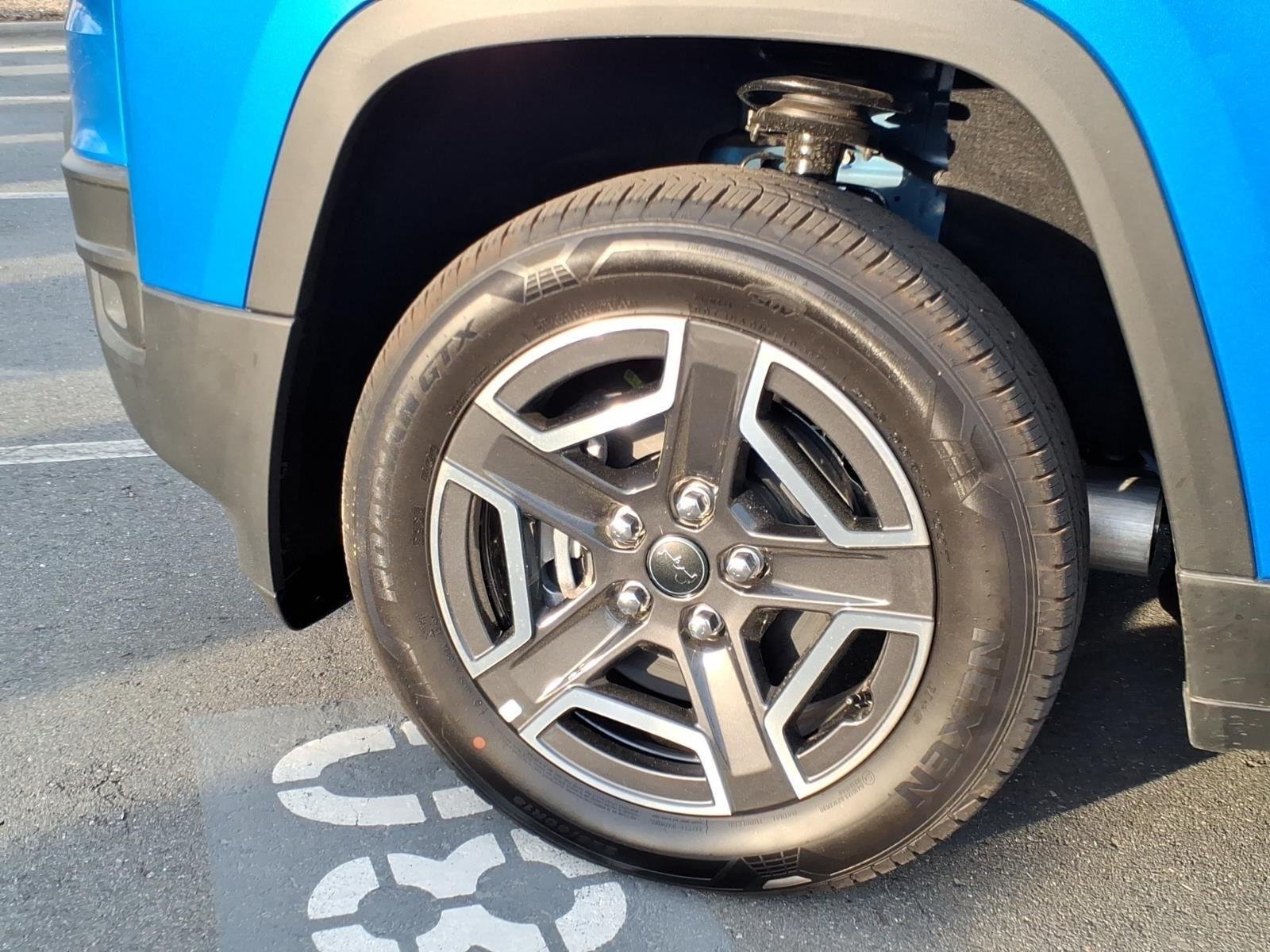 New 2026 Hydro Blue Pearl-Coat Exterior Paint Jeep Laredo image 11
