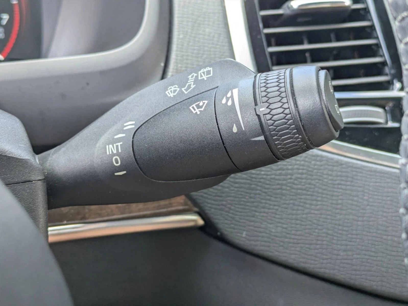 Used 2018 Onyx Black Metallic Volvo Momentum image 11