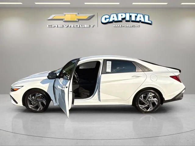 Used 2025 White Hyundai SEL Sport image 9