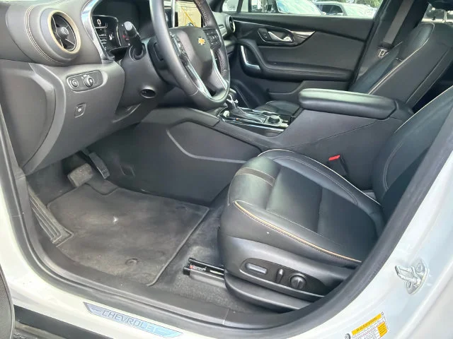 Used 2023 IRIDESCENT PEARL TRICOAT Chevrolet Premier image 9