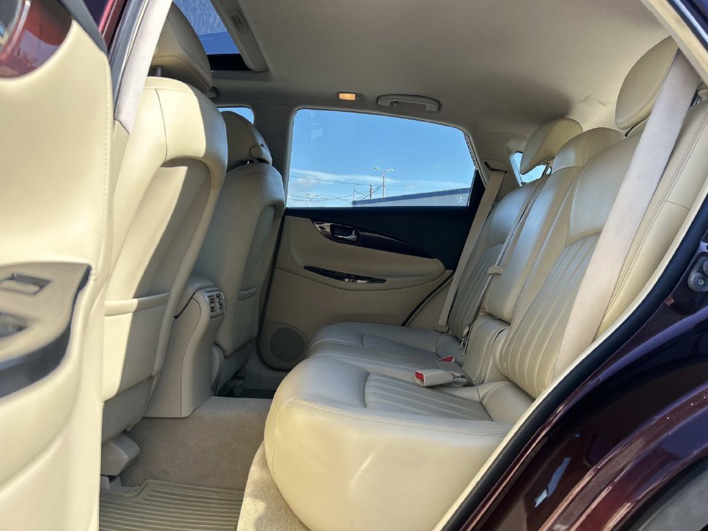 Used 2017 Black INFINITI Base image 15