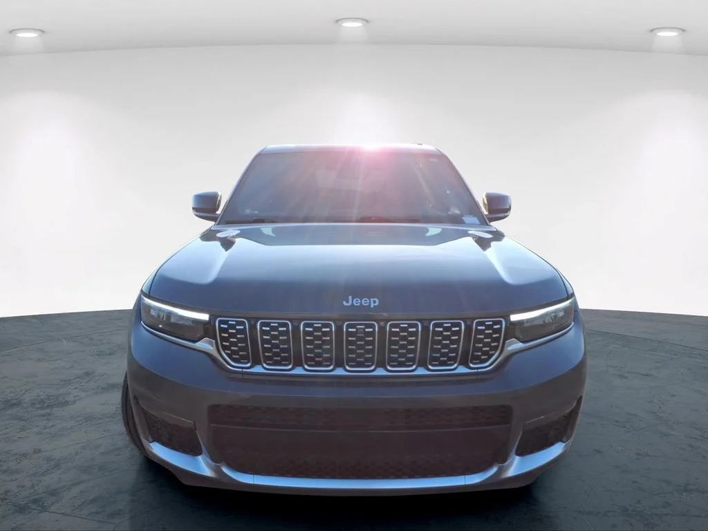 Used 2024 Gray Jeep Summit image 4