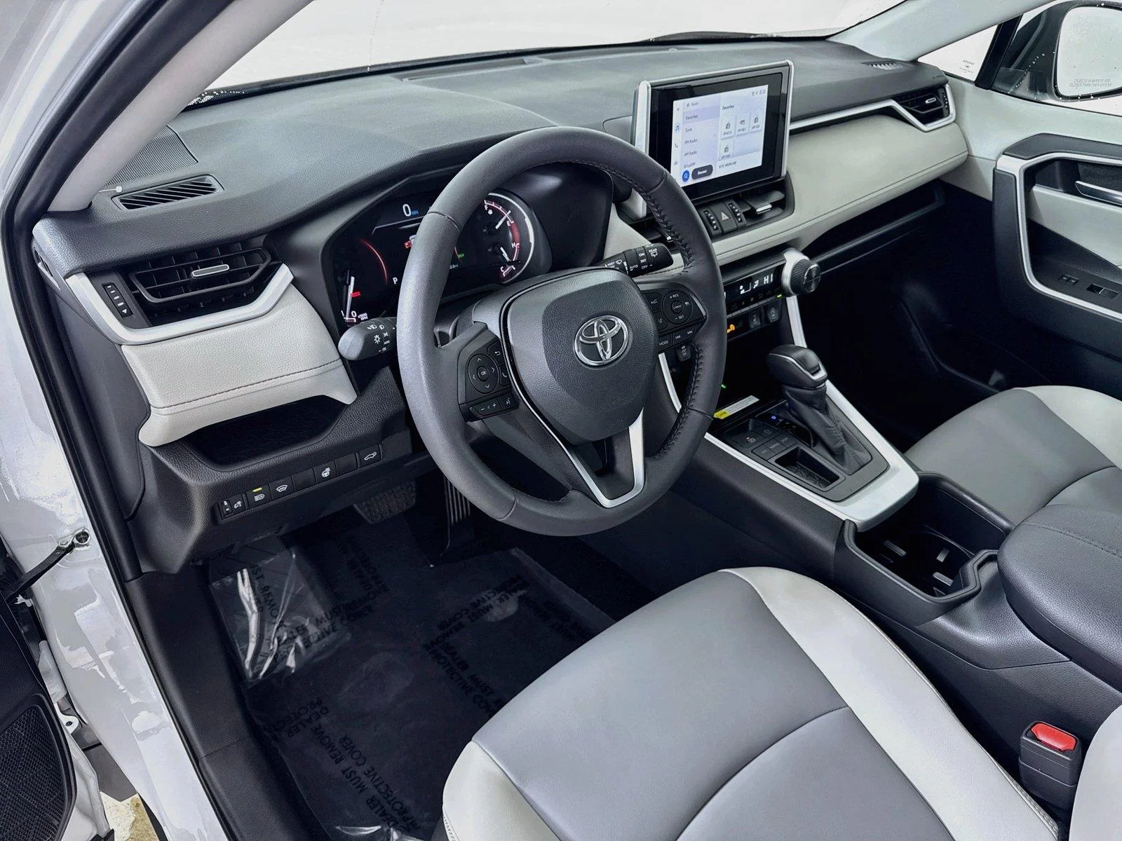 Used 2025 Wind Chill Pearl Toyota XLE Premium image 9