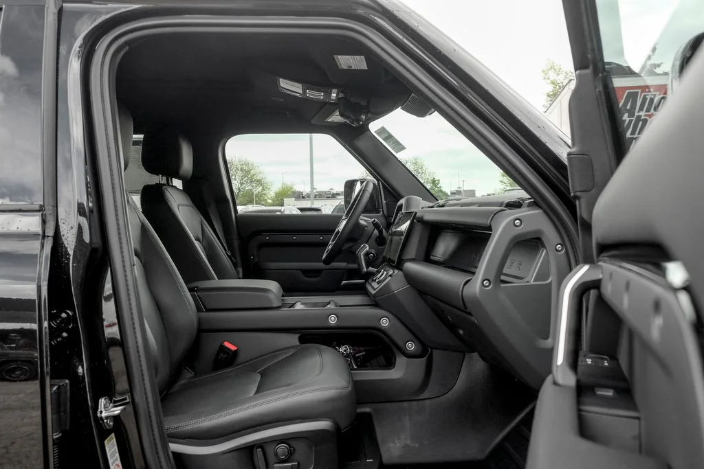 New 2026 Santorini Black Land Rover S image 22