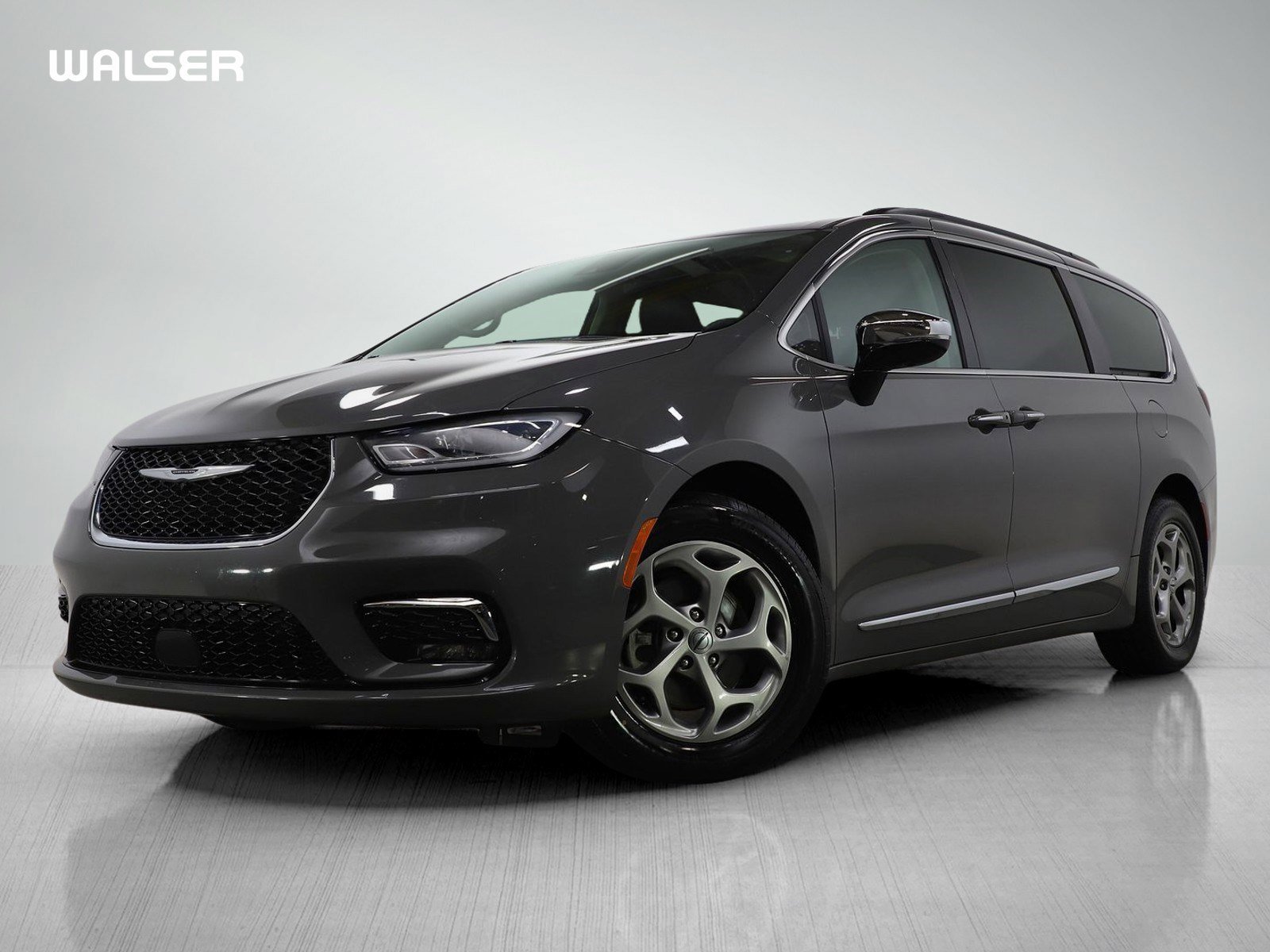 2023 Chrysler Pacifica Limited's photo